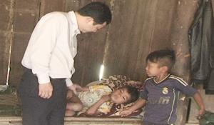 Bác sỹ Lê Ngọc Châu - Giám đốc Sở Y tế - Trưởng Ban quân dân Y tỉnh kiểm tra sức khỏe cho nhân dân bản Rào Tre - Hương Liên....