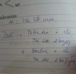 Theo quy định kê đơn điều trị ngoại trú có hiệu lực từ 1/5/2016, đơn thuốc không được ghi tên thương mại như thế này mà phải ghi tên quốc tế. Thay vì ghi Tobradex, bác sĩ phải ghi rõ tobramycin và dexamethasone. Ảnh: Tú Anh