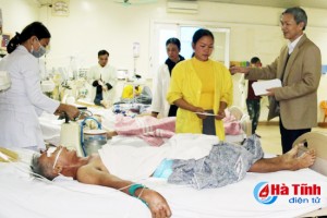 Giá dịch vụ y tế tăng cao sẽ gây khó khăn cho những người dân không có thẻ BHYT. Ảnh: Biện Nhung