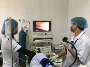 Bác sỹ đang tiến hành kỹ thuật nội soi tiêu hóa gây mê cho bệnh nhân.