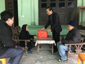 Bệnh viện Thạch Hà tặng quà và chúc Tết thân nhân cán bộ mắc bệnh hiểm nghèo, có hoàn cảnh khó khăn