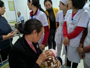 Bé gái đang được chăm sóc tại Khoa Cấp cứu - Nhi bệnh viện.