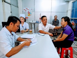 Một ca phẫu thuật cắt u tuyến giáp tại BVĐK Thạch Hà dưới sự hướng dẫn của các bác sĩ Bệnh viện Trung ương Huế