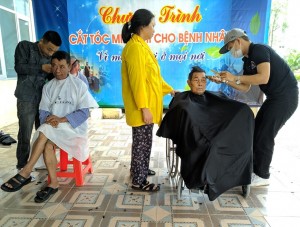 Cắt tóc, phát hơn 300 suất cháo miễn phí cho bệnh nhân
