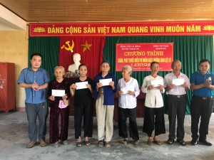 Khám, phát thuốc miễn phí và tặng quà cho các đối tượng nhân ngày TBLS