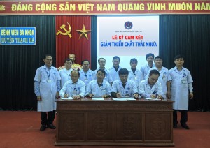 Các trưởng Khoa/Phòng ký cam kết với Ban Giám đốc về giảm chất thải nhựa.