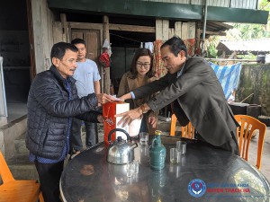 Thăm, tặng quà Tết các gia đình thân nhân cán bộ viên chức, người lao động nhân dịp Tết Canh tý