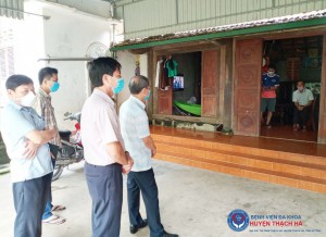 PGĐ Sở Y tế Nguyễn Tuấn cùng đoàn giám sát tại gia đình ông Nguyễn Văn Nguyên, khối phố Xuân Thủy...