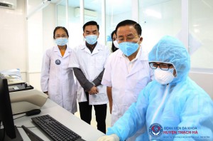 Bí thư Tỉnh ủy Lê Đình Sơn cùng các đồng chí lãnh đạo tỉnh Hà Tĩnh kiểm tra hệ thống xét nghiệm chẩn đoán Covid-19 tại CDC Hà Tĩnh trong ngày ra mắt