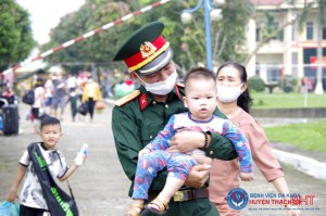 Nụ cười hạnh phúc trong ngày Hà Tĩnh bàn giao công dân hoàn thành cách ly, có xét nghiệm âm tính với virus SARS-CoV-2 ở khu cách ly Trung tâm Huấn luyện dự bị động viên của BCH Quân sự tỉnh đóng ở xã Cẩm Quan (Cẩm Xuyên), diễn ra ngày 10/4&