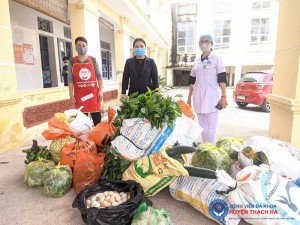 Hội LH Phụ nữ, Huyện đoàn, Chi đoàn trường GDTX huyện tặng quà hỗ trợ Bệnh viện phòng chống dịch Covid-19