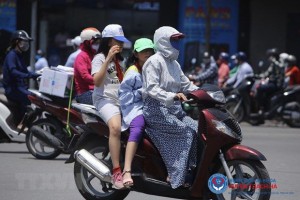 Trẻ nhỏ không nên hoạt động ở ngoài trời, ở lâu dưới ánh nắng gay gắt.