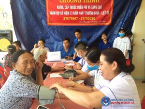 Khám, phát thuốc và tặng quà cho 127 thương bệnh binh, thân nhân liệt sỹ xã Thạch Hải