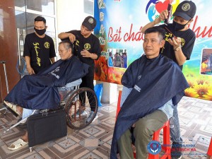 Phát cháo, cắt tóc miễn phí và tặng quà cho các đối tượng chính sách nhân kỷ niệm 73 năm ngày Thương binh, liệt sỹ (27/7/1947 - 27/7/2020)