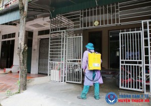 Phun thuốc tiêu độc khử trùng khu vực xung quanh nhà các đối tượng được cách ly tại nhà