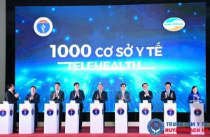 Thủ tướng Nguyễn Xuân Phúc, Phó Thủ tướng Vũ Đức Đam, Quyền Bộ trưởng Bộ Y tế Nguyễn Thanh Long và các đại biểu thực hiện nghi thức khánh thành kết nối 1.000 cơ sở khám, chữa bệnh từ xa.