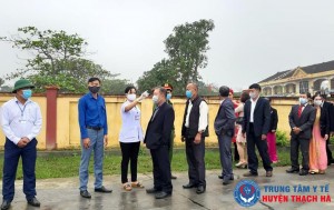 Cán bộ Trạm Y tế thực hiện đo thân nhiệt cho người dân tại lễ cưới, hỏi.