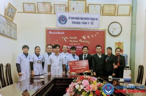 Ngân hàng Sacombank Hà Tĩnh tặng quà Trung tâm Y tế huyện Thạch Hà nhân dịp Tết Tân Sửu.