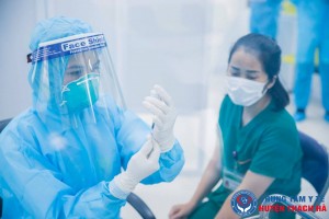 Tiêm vắc xin Covid-19 cho nhân viên y tế.