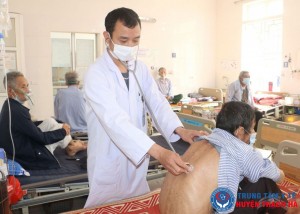 Bác sỹ Bệnh viện Phổi Hà Tĩnh kiểm tra sức khỏe cho bệnh nhân.