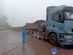 Cán bộ y tế Trung tâm Kiểm soát bệnh tật phun hóa chất khử khuẩn các phương tiện...