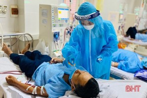 Lấy mẫu xét nghiệm SARS-CoV-2 đối với bệnh nhân có nguy cơ cao tại BVĐK Hà Tĩnh