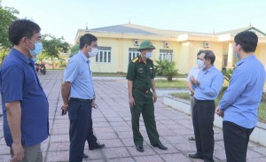 Bác sĩ Nguyễn Tuấn, Quyền Giám đốc Sở Y tế kiểm tra công tác chuẩn bị bầu cử tại Khu cách ly Mitraco, thị xã Kỳ Anh