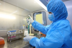 “Chiến sỹ áo trắng” bền bỉ trên cuộc chiến trường kỳ chống dịch Covid-19