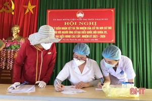 Cán bộ y tế kiểm tra, rà soát danh sách trước khi tiến hành lấy mẫu.