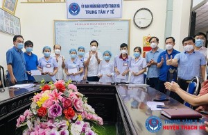 Công đoàn cơ quan chính quyền huyện trao tặng 41 suất quà cho đội ngũ làm nhiệm vụ lấy mẫu xét nghiệm