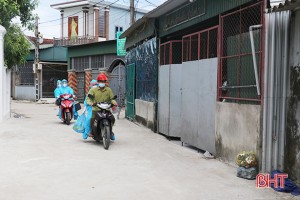 Cán bộ y tế đến lấy mẫu xét nghiệm tại nhà cho người dân xã Thạch Long.