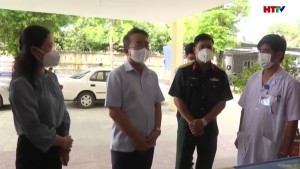 Đồng chí Hà Văn Trọng thăm hỏi, động viên, tặng quà đội ngũ y bác sỹ, nhân viên Trung tâm Y tế huyện Thạch Hà