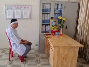 Xót xa hình ảnh "chiến sỹ áo trắng" chịu tang cha ở nơi làm nhiệm vụ cách ly tập trung