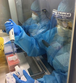 Cán bộ Trung tâm CDC làm xét nghiệm cho các đối tượng có dấu hiệu ho, sốt, khó thở... và các đối tượng nguy cơ cao