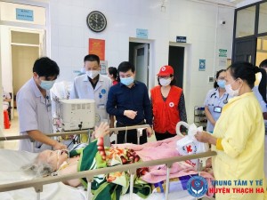 Thăm, tặng quà Người bệnh cao tuổi có hoàn cảnh khó khăn nhân tháng vì người cao tuổi