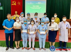 Tặng quà cho đoàn viên công đoàn có hoàn cảnh khó khăn