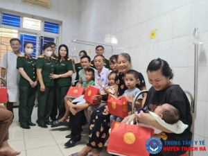 Tặng quà các cháu bệnh nhi nhân dịp Tết Trung thu năm 2023