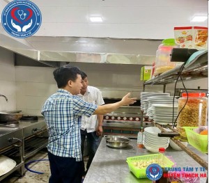 Cán bộ Trung tâm Y tế huyện Thạch Hà kiểm tra điều kiện vệ sinh tại khu vực bếp chế biến của cơ sở kinh doanh dịch vụ ăn uống tại thị trấn Lộc Hà.
