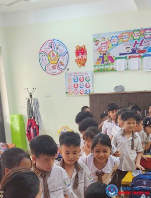 Học sinh Trường Tiểu học Thị trấn Lộc Hà, huyện Thạch Hà được cán bộ y tế cho uống thuốc tẩy giun năm 2025