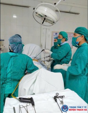 Hình ảnh các Y, Bac sỹ Trung tâm Y tế huyện Thạch Hà thực hiện phẫu thuật cắt ruột thừa qua nội soi
