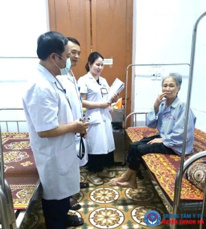 Bác sĩ Khoa Nội - Trung tâm Y tế huyện Thạch Hà duy trì thường xuyên, đều đặn lịch đi buồng và hội chẩn chuyên môn