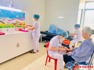 Hình ảnh ân cần của các điều dưỡng viên Trung tâm Y tế Thạch Hà bên người bệnh