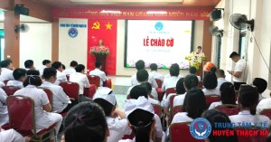 Toàn cảnh buổi lễ chào cờ tháng 5 năm 2025 tại Trung tâm Y tế huyện Thạch Hà.