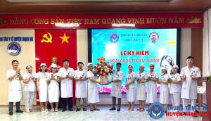 Lãnh đạo Trung tâm Y tế huyện Thạch Hà tặng hoa chúc mừng các điều dưỡng viên nhân ngày Quốc tế Điều dưỡng 12/5