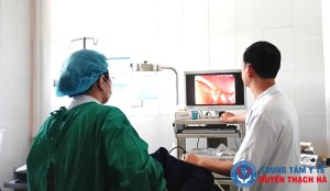 Bác sỹ Trung tâm Y tế huyện Thạch Hà đang thực hiện nội soi đại tràng cho người bệnh