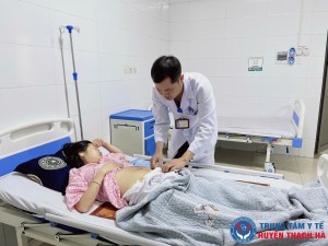 BSCKI. Trần Thanh Hải- TK Chăm sóc sức khỏe sinh sản và Phụ sản đang thăm khám sức khỏe hậu phẫu cho mẹ và bé