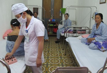 Châm cứu cho bệnh nhân tại Bệnh viện Đa khoa Thạch Hà.