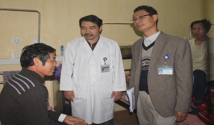 Các bác sỹ Khoa ung bướu phối hợp với phòng GĐBHYT tuyên truyền hướng dẫn cho bệnh nhân về quy định mới của Luật BHYT.