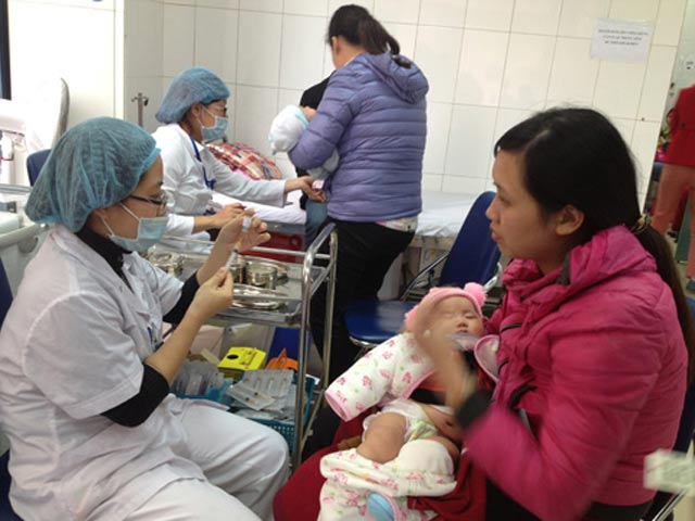 Cục Y tế dự phòng khuyến cáo các bà mẹ tránh bỏ lỡ cơ hội tiêm chủng đúng lịch cho trẻ.