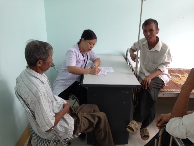 Bác sỹ Bệnh viện Thạch Hà đang khám bệnh cho các đối tượng chính sách.